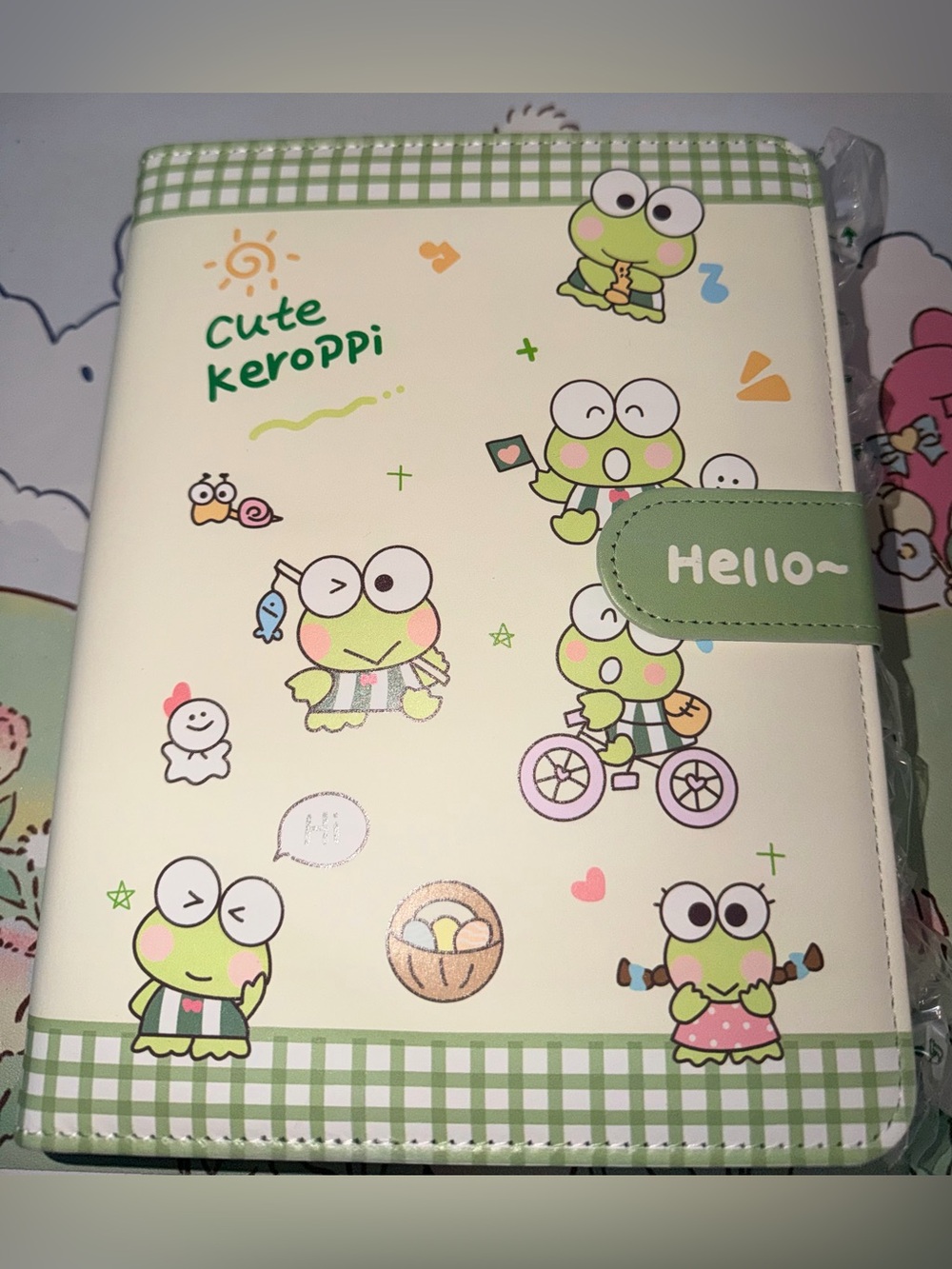 🐸NWOT Keroppi 6 ring padded binder with magnetic snap closure